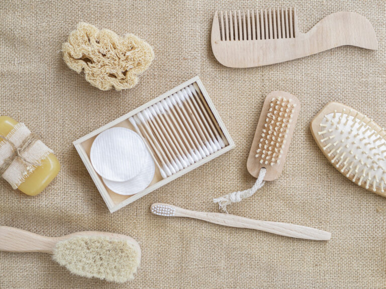Bovenaanzicht van babyverzorgingsproducten