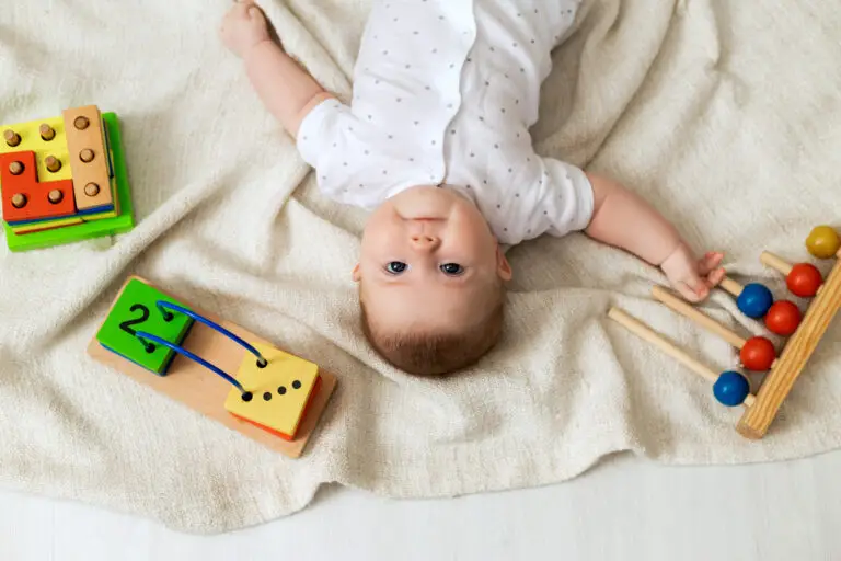 bovenaanzicht op baby met speelgoed